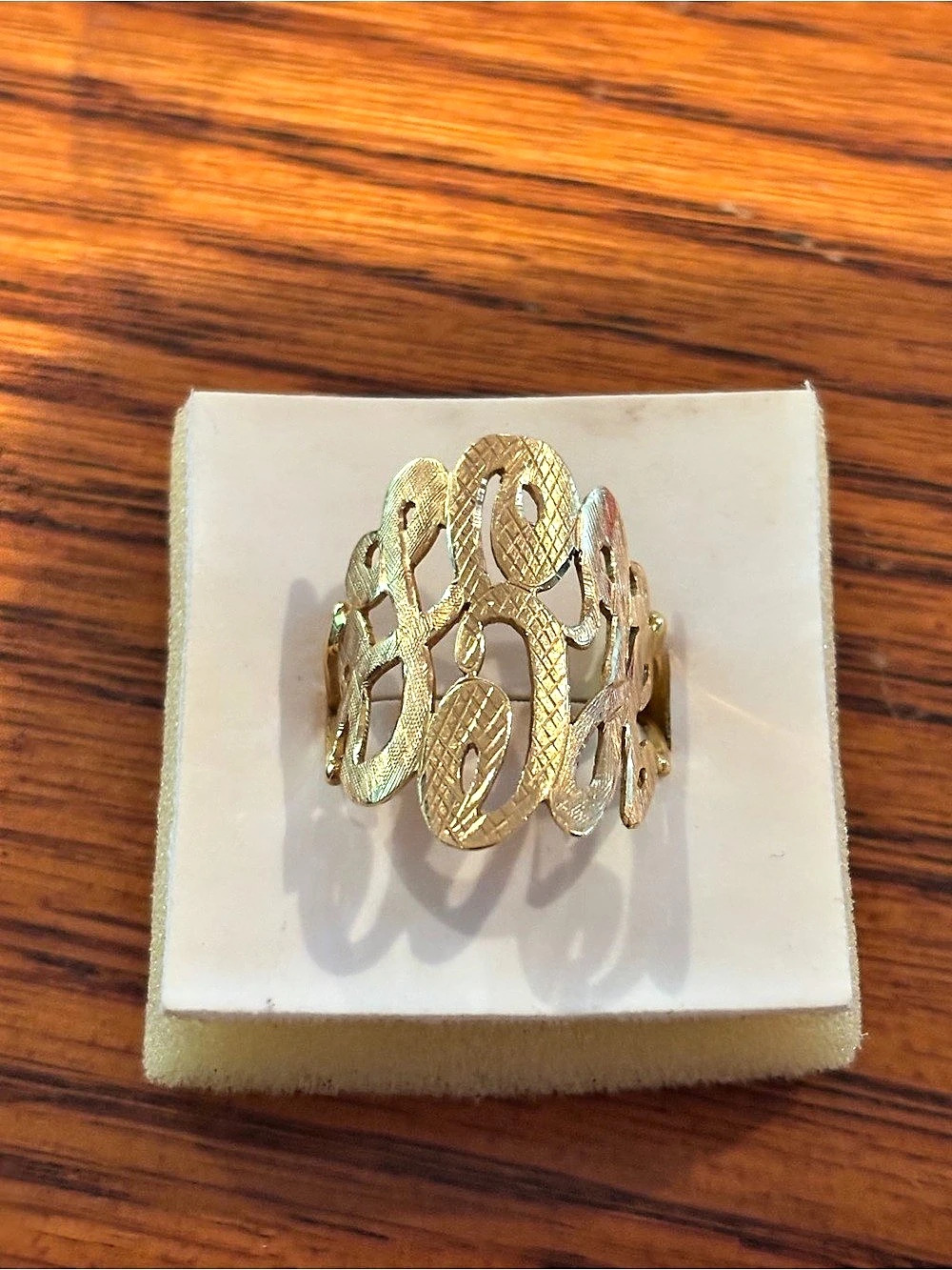 Textured monogram ring 18 K gold